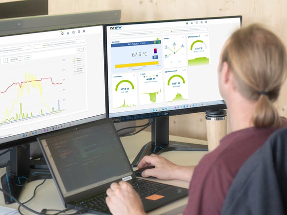Frau vor Bildschirmen mit my-PV Cloud 