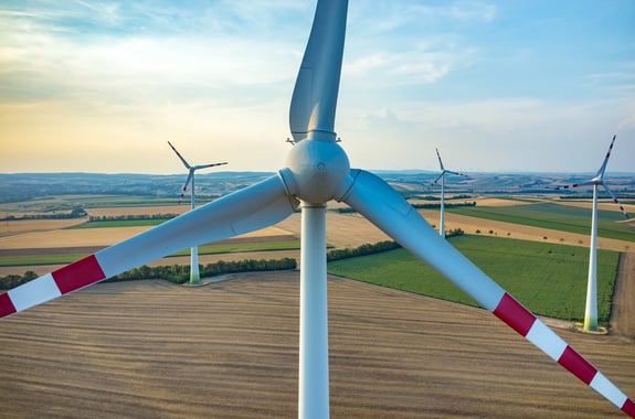 Windräder über Feld
