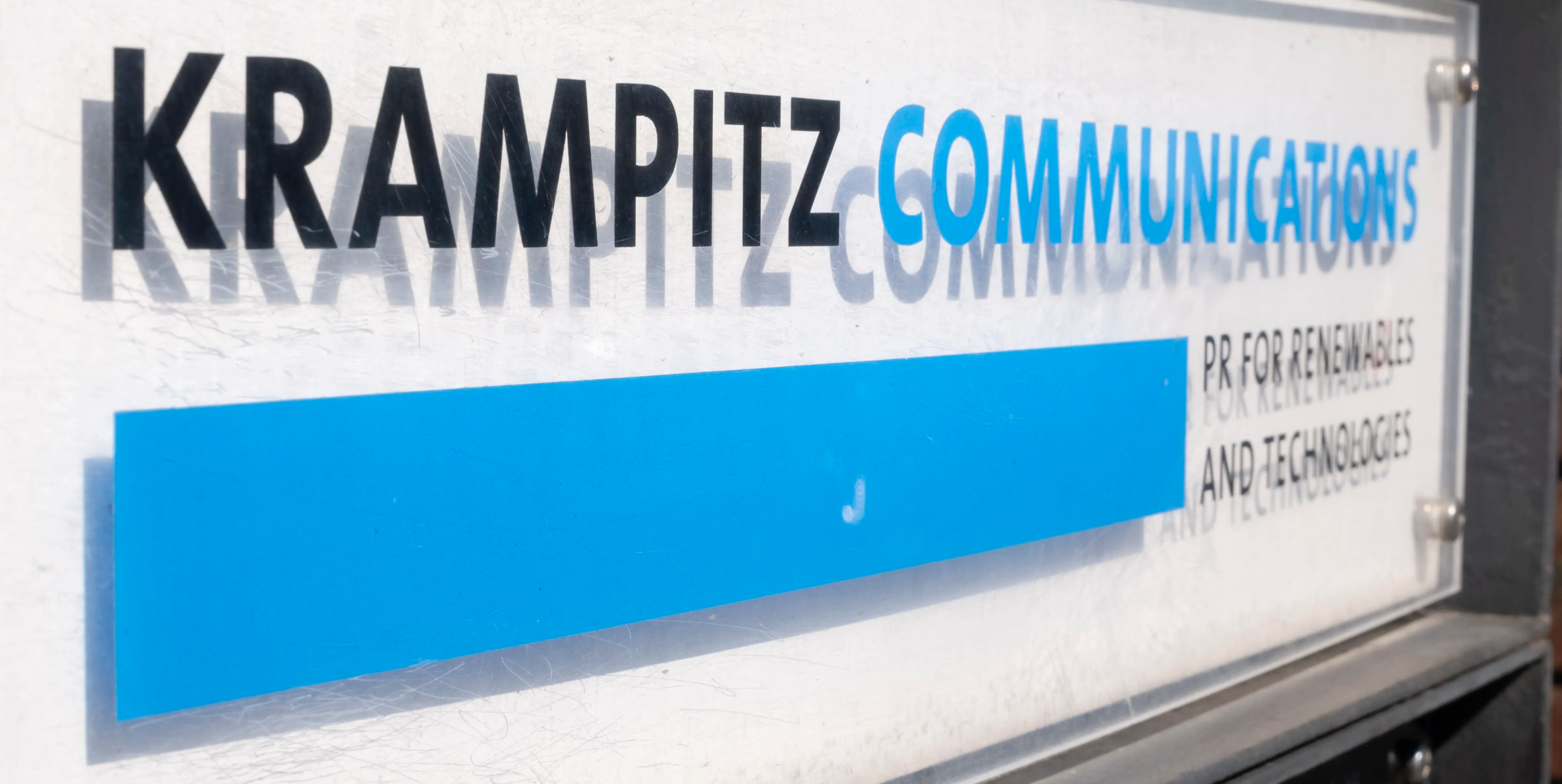Krampitz Communications Agenturschild vor Backsteinmauer