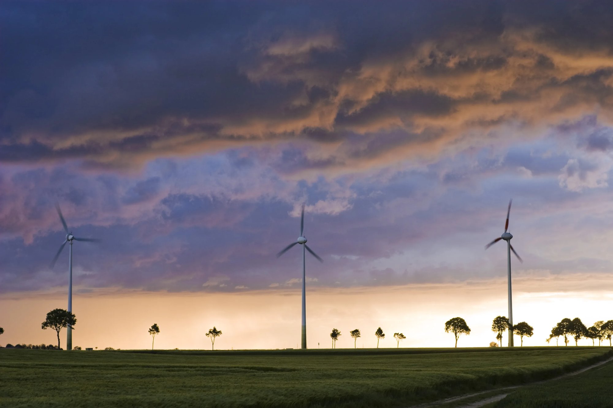 Drei WIndkraftwärke vor düsterem Himmel Drei WIndkraftwärke vor düsterem Himmel