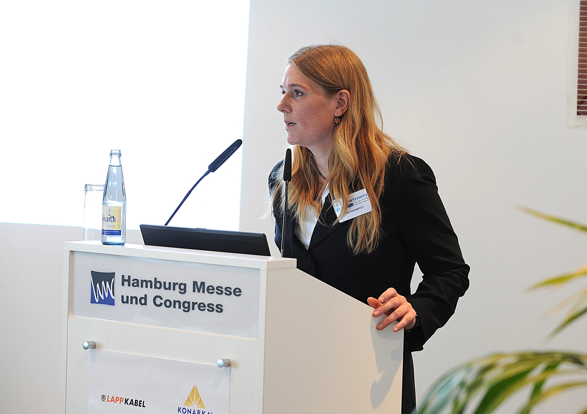 Iris Krampitz spricht am Rednerpult Iris Krampitz spricht am Rednerpult
