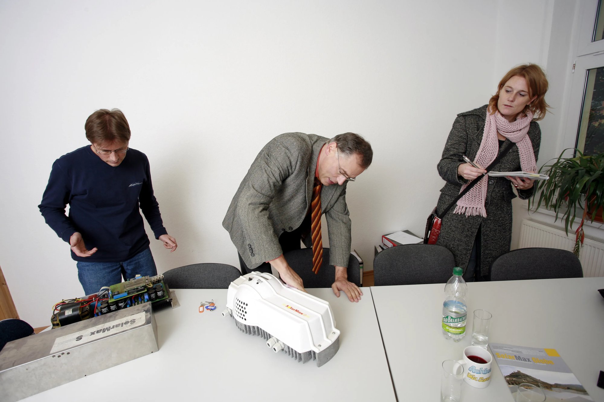 Mitarbeiter von Solarmax erklärt iris Krampitz Produkte Mitarbeiter von Solarmax erklärt iris Krampitz Produkte