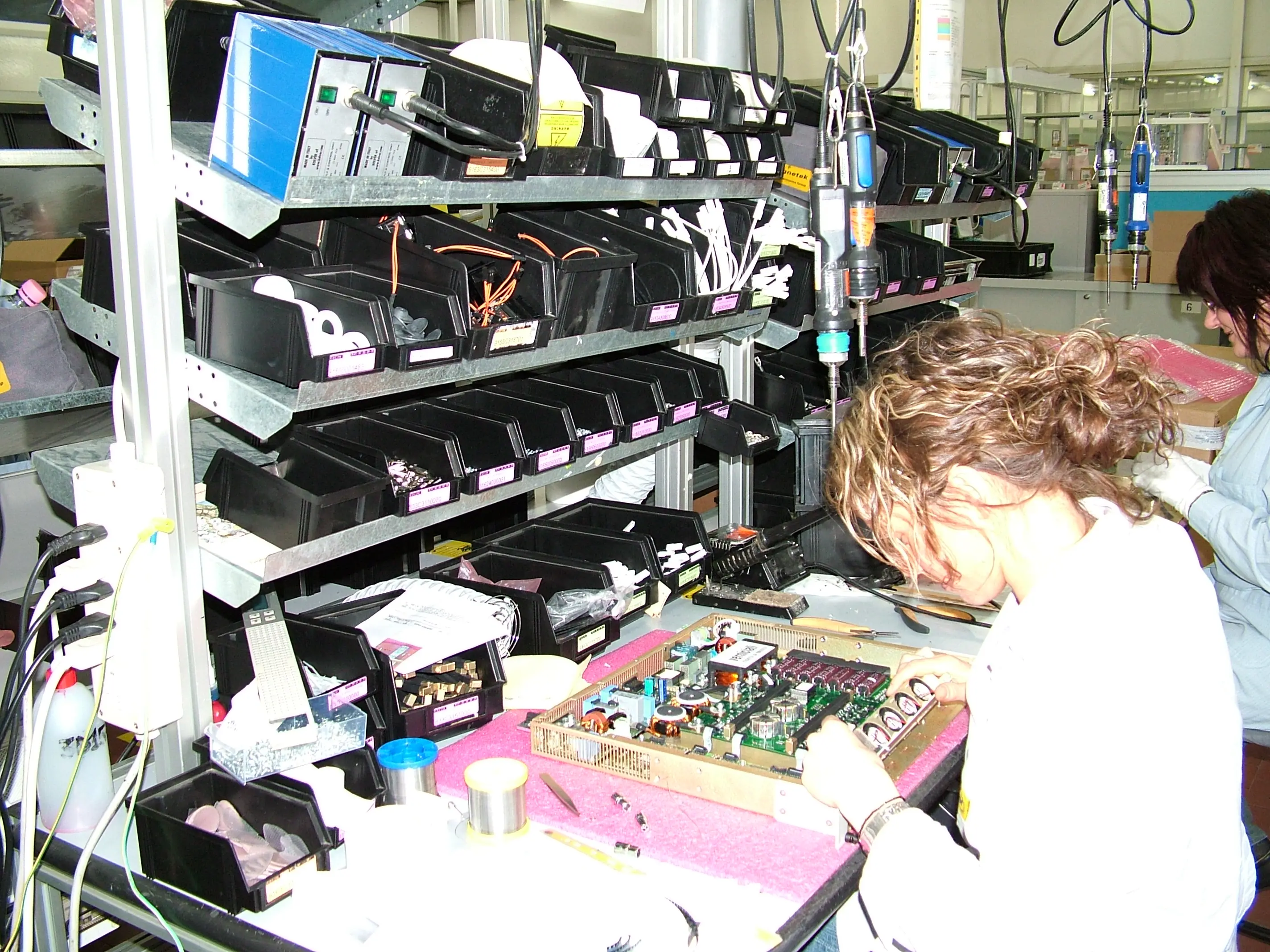 Zwei Personen bei der Montage von elektronischen Komponenten