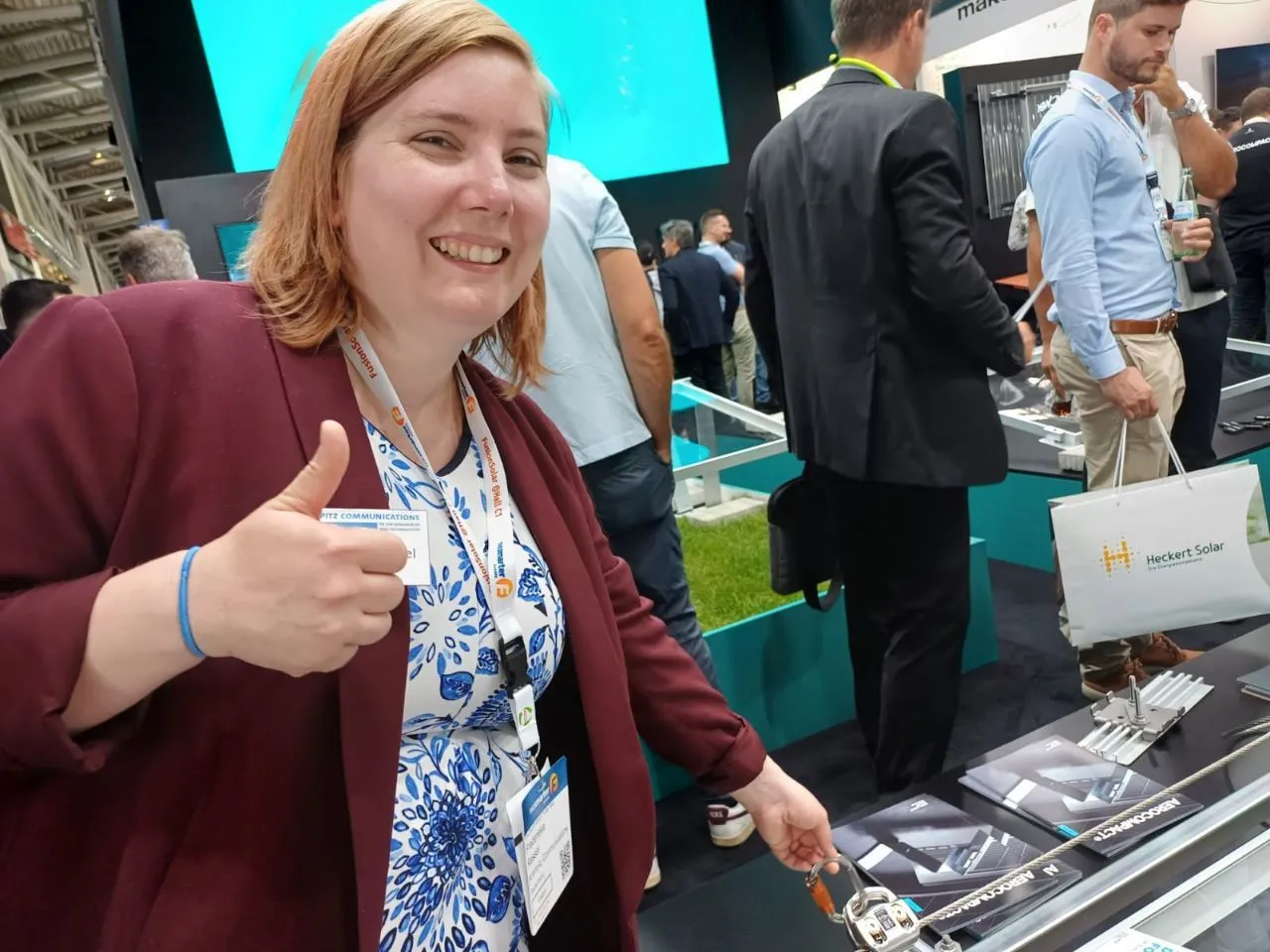 Frederieke Ressel gibt Daumen hoch beim Test von Dachsicherung auf Messe